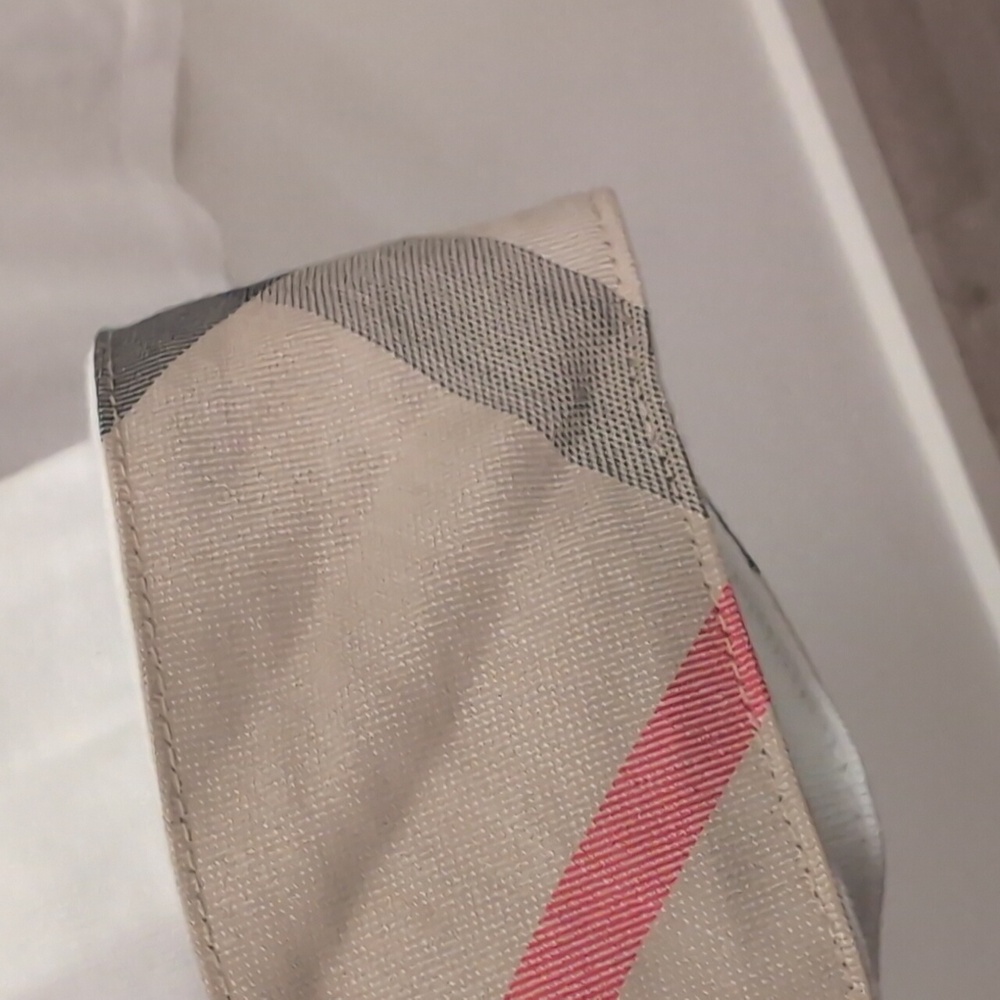 Burberry White Top with Plaid Cuffs M - Picture 7 of 11